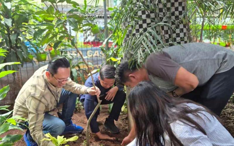 BRI BO Tanah Abang Region 6/Jakarta 1 Laksanakan Aksi Sosial Penanaman Pohon di RPTRA Kampung Bali