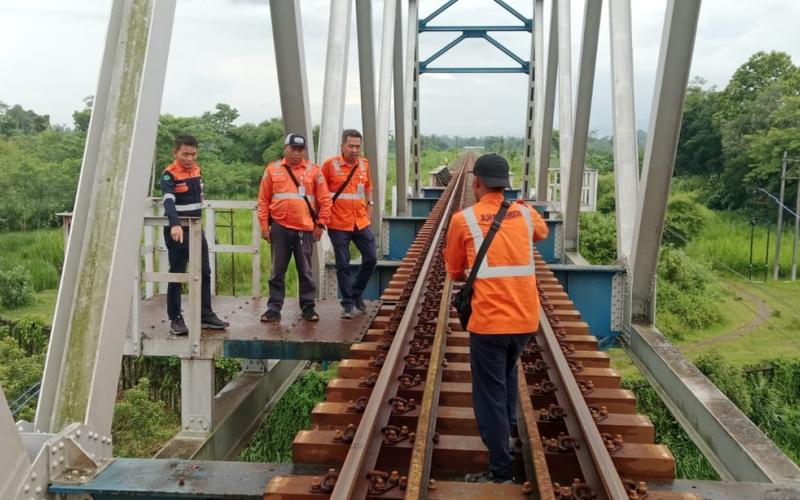 Guna Mitigasi Gangguan dan Pasca Pencurian Prasarana, Daop 7 Madiun Intensifkan Pemeriksaan Jalur Kereta Api