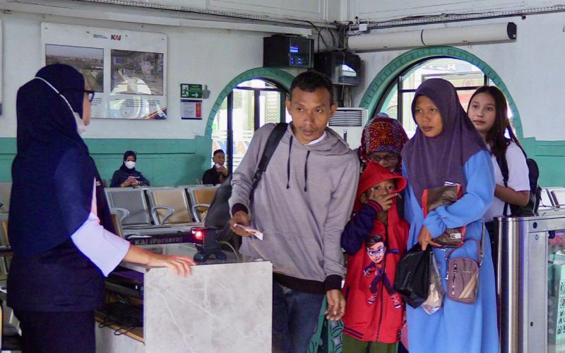 Hari Pertama Libur Panjang Isra Miraj, 37 Ribu Lebih Penumpang Tinggalkan Jakarta dengan Kereta Api
