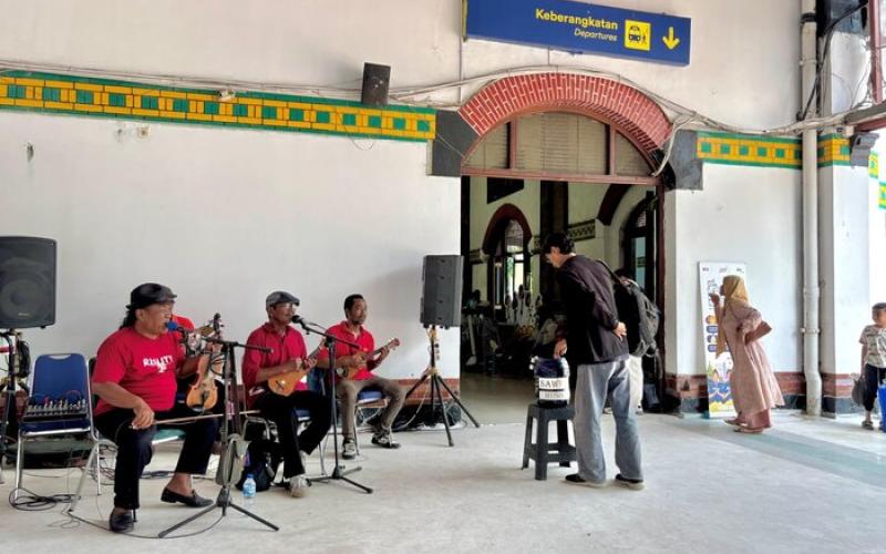Hiburan Musik dan Area Bermain Anak di Stasiun Semarang Tawang