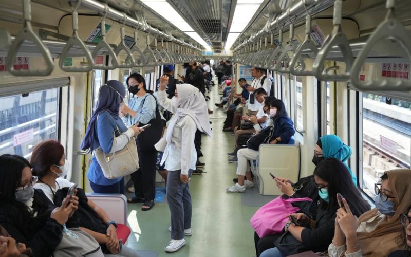 Jam Sibuk LRT Jabodebek: Ketika Duduk dan Berdiri Menjadi Ruang Bersama