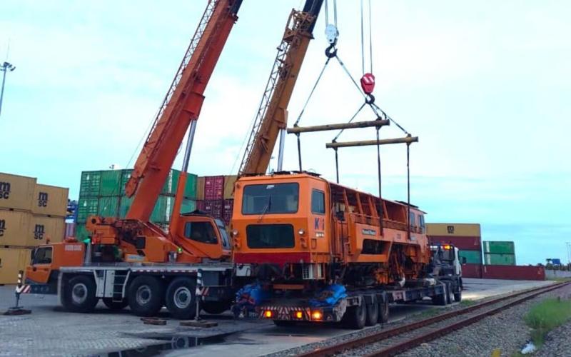 KAI Logistik Sukses Dukung Perawatan Jalur KA Melalui Pengiriman Multi Tie Tamper ke Kuala Tanjung