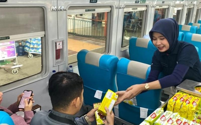 KAI Services Siaga Layani Service Recovery bagi Penumpang Terdampak Keterlambatan Akibat Banjir Jalur Semarang