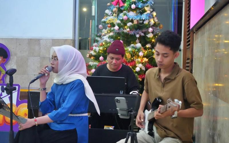 Libur Nataru Makin Berkesan, KAI Daop 7 Madiun Hadirkan Live Music di Stasiun Madiun