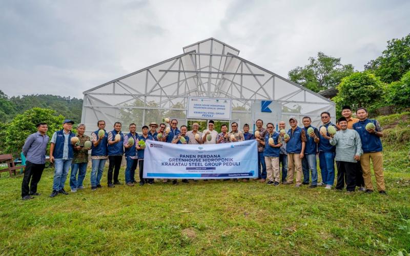 Panen Perdana Greenhouse Hidroponik, Krakatau Steel Perkuat Pendidikan Pertanian Modern dan Ketahanan Pangan Pesantren