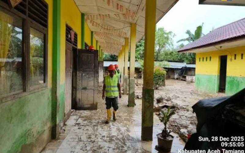 Pulihkan Kegiatan Belajar Mengajar, Kementerian PU Mulai Bersihkan Sarana Pendidikan di Aceh Tamiang