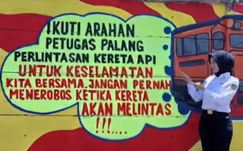 KAI Divre IV Tanjung Karang Gencarkan Sosialisasi Keselamatan Perlintasan lewat Mural Edukatif