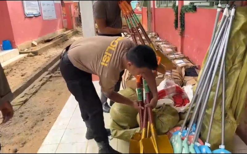 Brimob Polda Sumut Bersama Dinas Pendidikan Tapanuli Tengah Salurkan Bantuan Perlengkapan Sekolah ke Sekolah Darurat