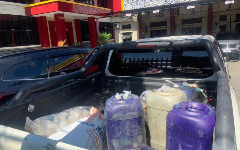 Barang Bukti Ratusan Liter Bio Solar