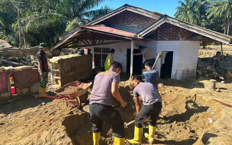 Pulihkan Kehidupan Pascabanjir, Brimob Batalyon C Bersinergi Bangun Air Bersih dan Fasilitas Warga di Batang Toru