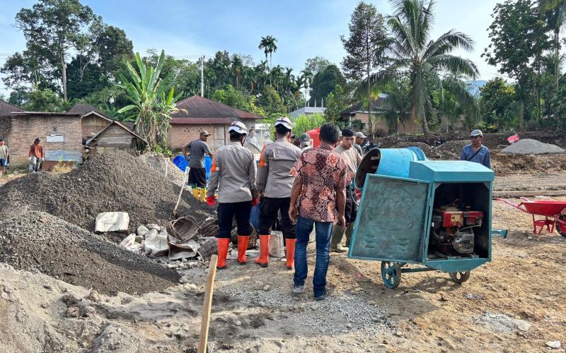 Tim SAR Resimen II Pas Pelopor Normalisasi Sungai dan Dukung Pembangunan Huntara di Agam