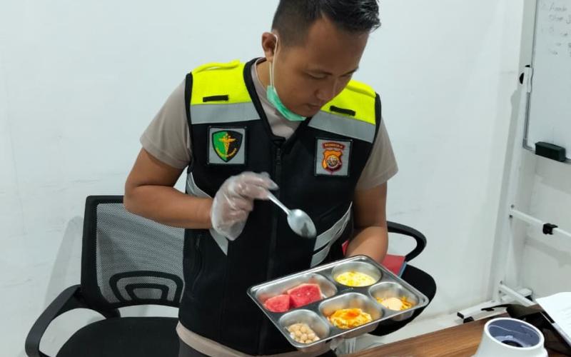 Tim Food Safety (FS) MBG Biddokkes Polda Bengkulu Melakukan Pemeriksaan Makanan di Dapur MBG SPPG Kandang Mas