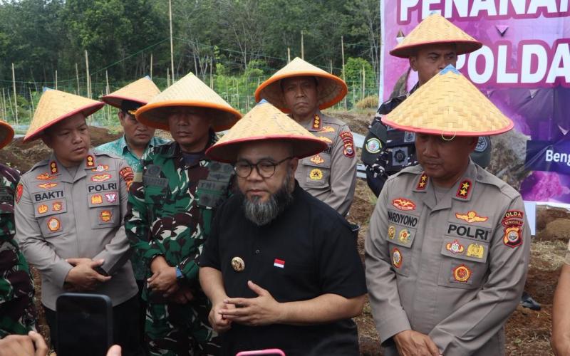 Kapolda Bengkulu Hadiri Panen Raya Jagung dan Pemberian Hadiah Lomba SADESAHE Provinsi Bengkulu Tahun 2025