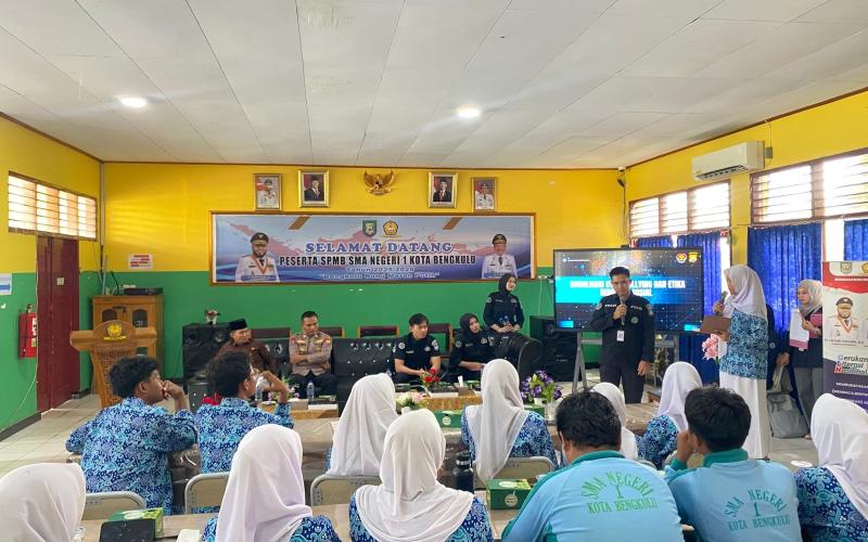 Bidhumas Polda Bengkulu Gelar Sosialisasi "Cyberbullying dan Etika Bermedia Sosial" di SMA Negeri 1 Kota Bengkulu