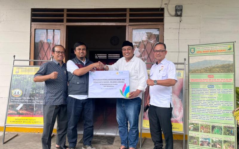 Penyerahan bantuan Tanggung Jawab Sosial dan Lingkungan (TJSL) melalui Program Pemeliharaan Mata Air di Desa Kayu Manis, Kabupaten Rejang Lebong