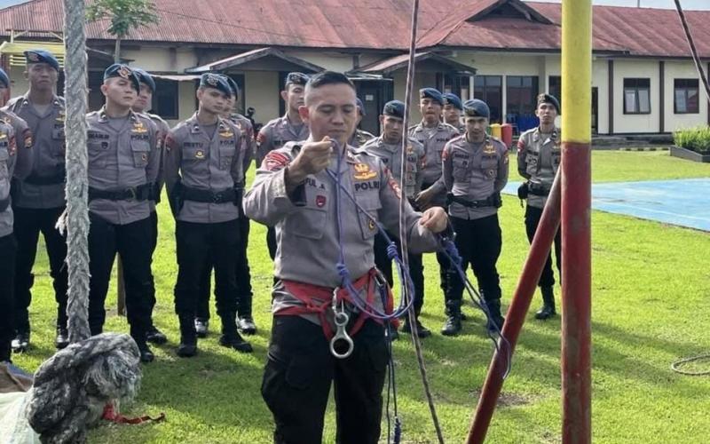 Batalyon A Pelopor Brimob Bengkulu Latihan SAR Prusiking untuk Hadapi Medan Sulit