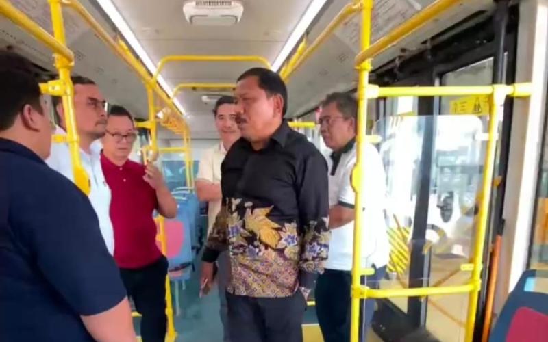 Tinjau Bus Listrik P.O SAN, Wagub Mian Dukung Trasnformasi Bus Listrik Jelang Mudik Lebaran