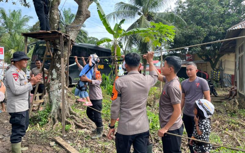 Trauma Healing Polri Hadirkan Flying Fox untuk Kembalikan Senyum Anak-Anak Terdampak Bencana di Kayu Pasak