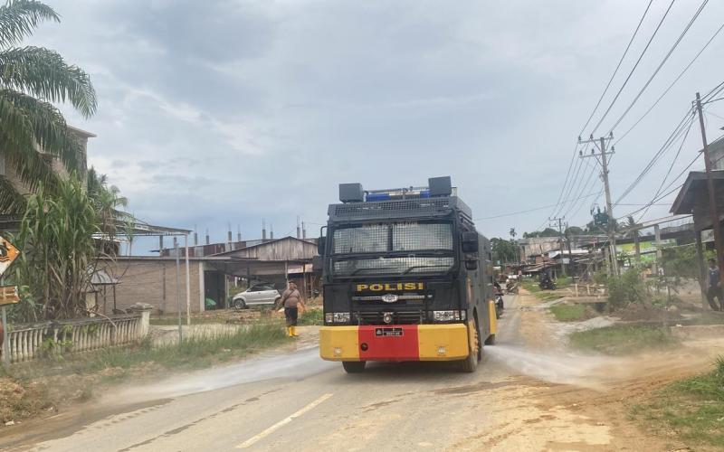 Cegah Risiko ISPA, Polres Aceh Selatan Terjunkan Water Cannon Bersihkan Debu Sisa Banjir