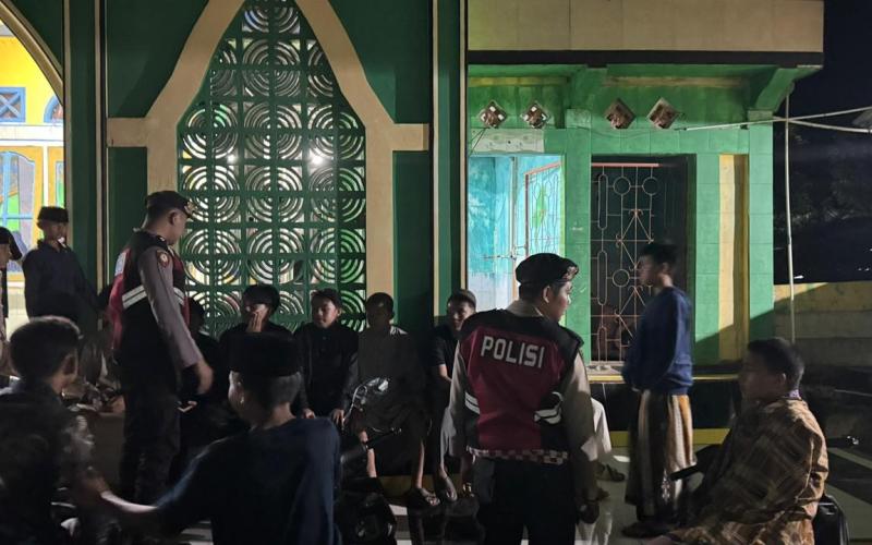 Personel Sat Samapta Polres Lebong Amankan Salat Tarawih di Masjid Al Hijad