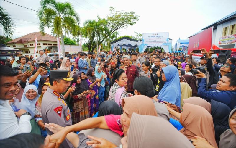 Tinjau Hunian Sementara Korban Bencana di Tapteng, Kapolri-Ketua Komisi IV Salurkan 16 Truk Bantuan Kemanusiaan