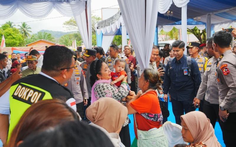 Tinjau Huntara dan Beri Bantuan Buat Korban Bencana di Tapanuli Tengah, Titiek Soeharto Apresiasi Polri