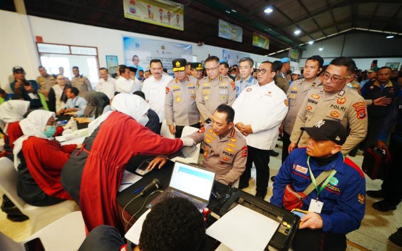 Momen Kapolri Ikut Donor Darah saat Hadiri Baksos HUT ke-53 Buruh KSPSI
