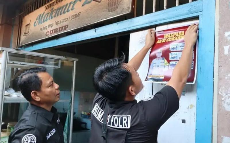 Humas Polres Rejang Lebong Pasang Stiker Himbauan di Tempat Keramaian, Antisipasi Curanmor