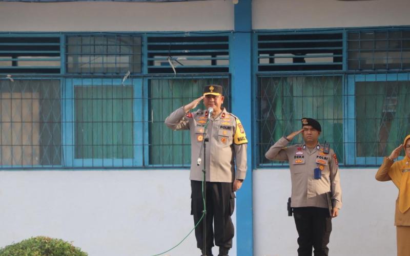 Wakapolda Bengkulu Menjadi Pembina Upacara Bendera di SMAN 2 Kota Bengkulu