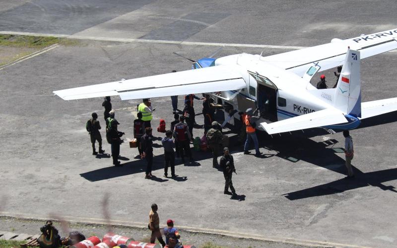 Satgas Operasi Damai Cartenz Jaga Keamanan Bandara Bilogai, Pastikan Akses Logistik Warga Intan Jaya Tetap Lancar