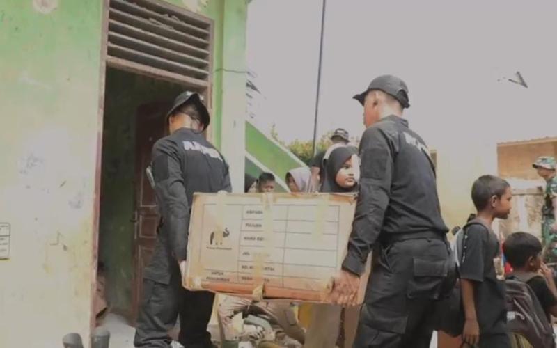 Taruna Akpol Latsitardanus di Aceh Tamiang, Bersihkan Lumpur Pasar hingga Santuni Korban Hanyut