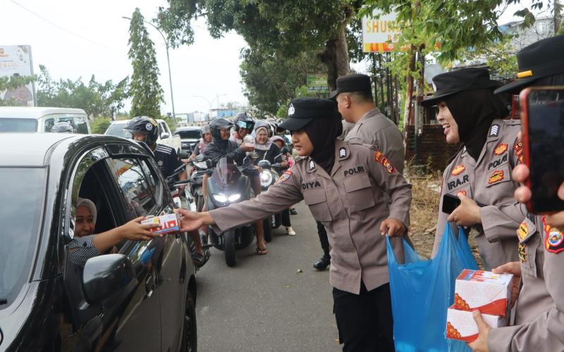 Ramadan Penuh Berkah, Polwan dan Polki Polda Bengkulu Turun Langsung Berbagi Takjil Gratis 