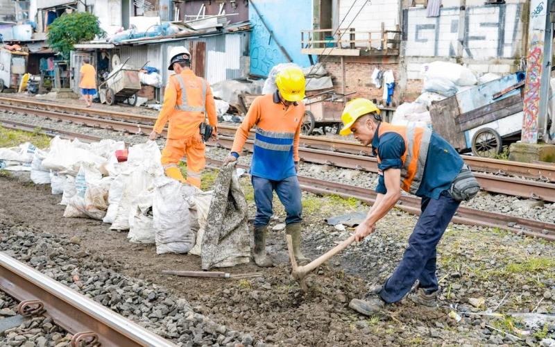Antisipasi Cuaca Ekstrem dengan Curah Hujan Tinggi, KAI Daop 1 Jakarta Siagakan Tim Tanggap Darurat dan Lakukan Normalisasi Jalur