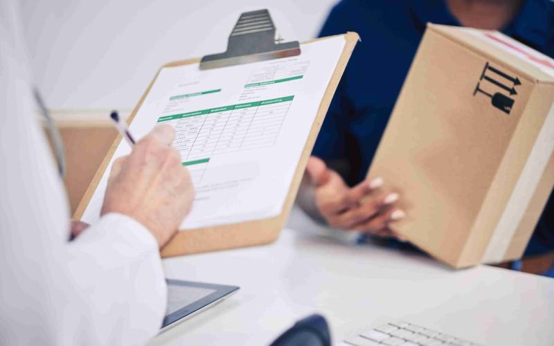 Deadline Mepet? Ini Solusi Pengiriman Dokumen Luar Negeri Super Cepat!