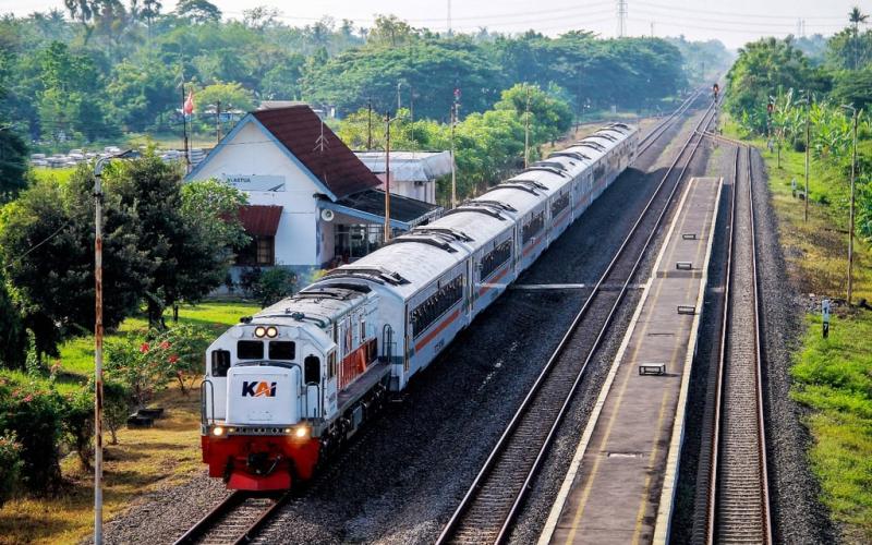 KA Harina Tertemper Mobil di Jalur KA antara Stasiun Brumbung - Alastua, KAI Imbau Masyarakat Lebih Peduli Keselamatan
