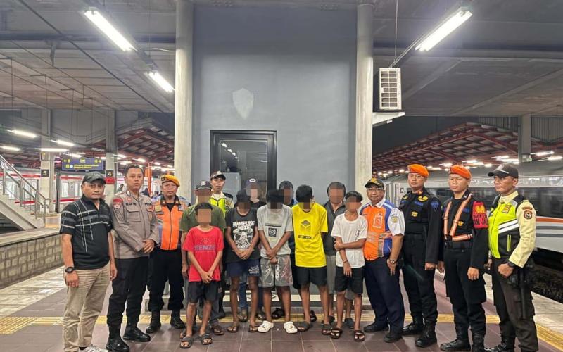 KAI Daop 1 Jakarta Berhasil Tangkap Pelaku Pelemparan KA Gunungjati dan KA Manahan di Kelurahan Bekasi Jaya, Kecamatan Bekasi Timur, Kota Bekasi