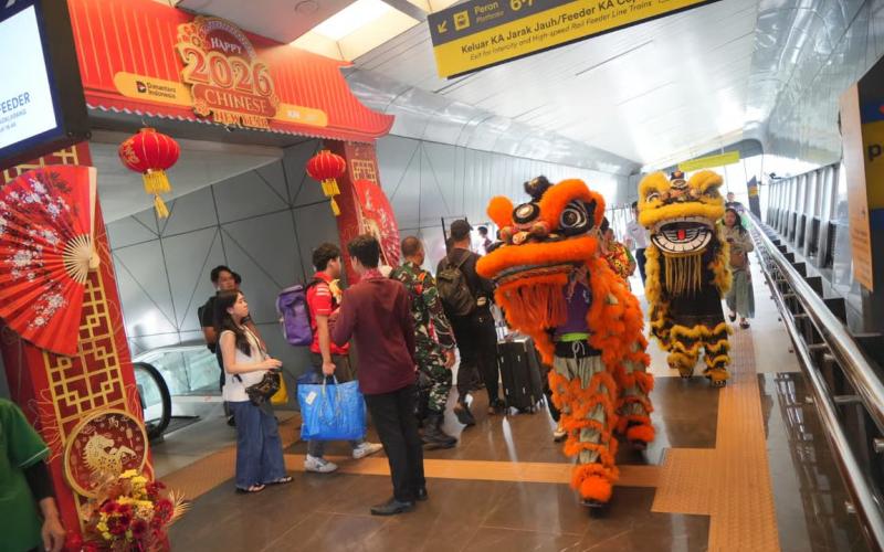 KAI Daop 2 Bandung Semarakkan Imlek 2026 dengan Dekorasi Meriah dan Atraksi Barongsai, Layani Puluhan Ribu Penumpang Selama Long Weekend
