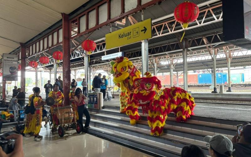 Sambut Tahun Baru Imlek, Atraksi Barongsai Hibur Pelanggan KA di Stasiun Semarang Tawang
