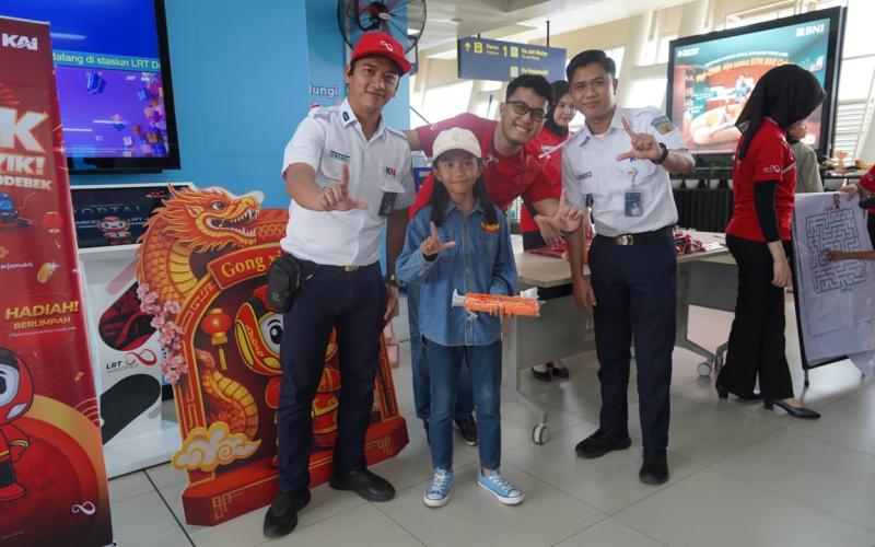 Semarak Imlek, LRT Jabodebek Bagi-bagi Souvenir ke Pelanggan di 3 Stasiun