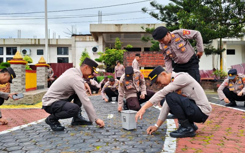  Personel Polres Rejang Lebong Gelar Kurve kebersihan di lingkungan Mapolres