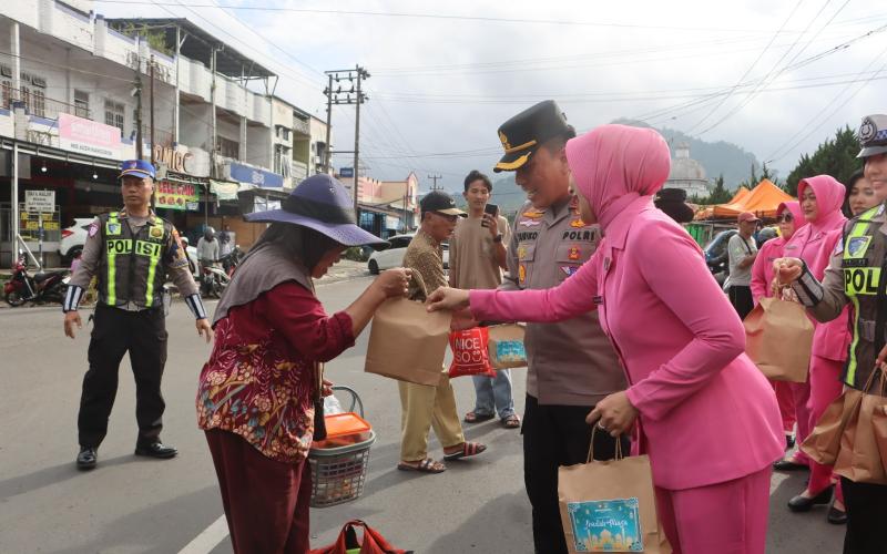 Polres Kepahiang Bersama Bhayangkari Bagikan 100 Takjil, Wujud Kepedulian Polri di Bulan Ramadhan