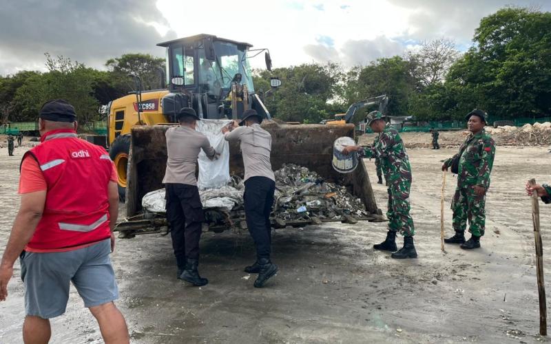 Polda Bali bersama TNI dan Masyarakat Gelar Karya Bakti Pembersihan Pantai Kedonganan dan Kuta