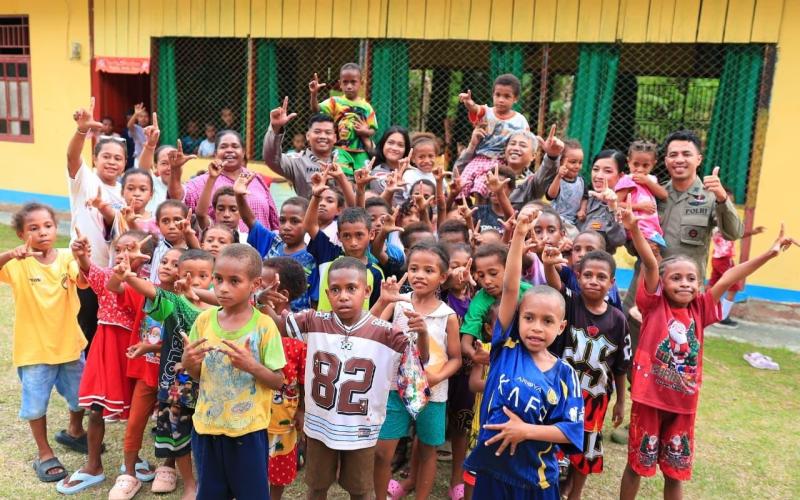 Personel Ops Damai Cartenz 2026 Hadirkan Keceriaan Lewat Belajar dan Bermain Bersama Anak Taman Baca Koya Tengah