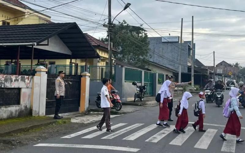 Polri Hadir Pagi Hari, Lalu Lintas Lancar dan Anak Sekolah Aman di Rejang Lebong