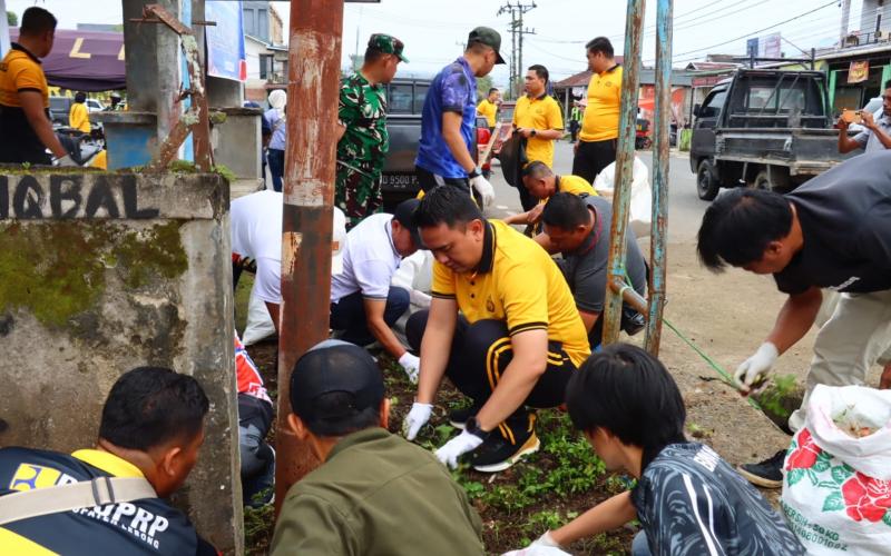 Polres Lebong dan Polsek Jajaran Bersama TNI, Pemda, dan Masyarakat Gelar Aksi Bersih Sampah di Terminal Muara Aman