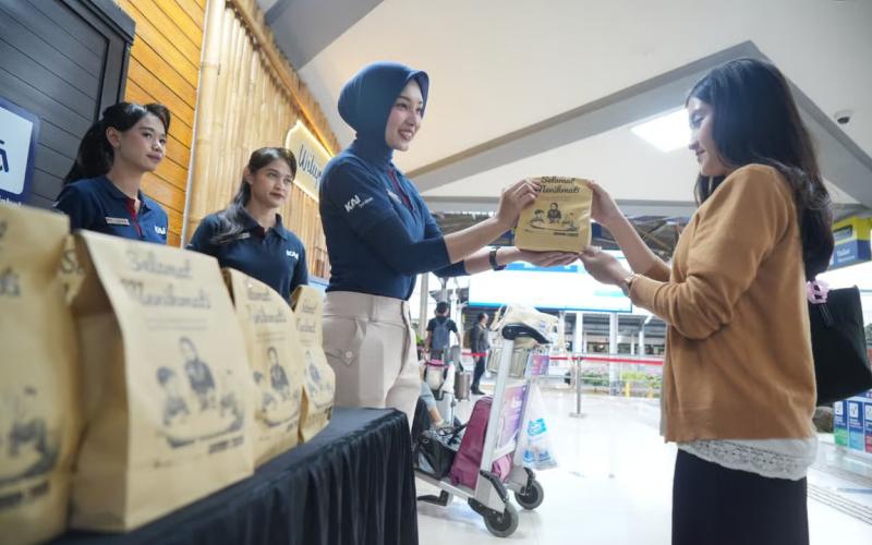KAI Daop 2 Bandung Berikan Takjil Gratis untuk Penumpang KA Jarak Jauh Selama Masa Angkutan Lebaran 2026