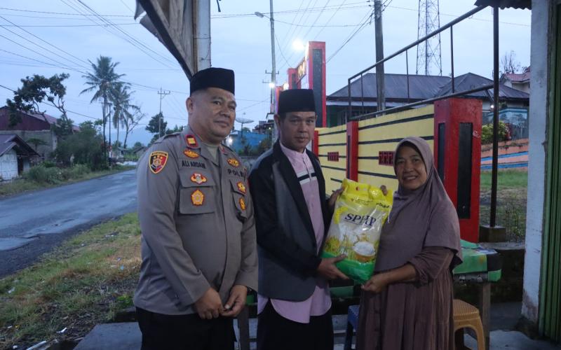 Kapolres Kepahiang Gelar Subuh Keliling dan Salurkan Bantuan kepada Warga Kurang Mampu di Desa Suro Lembak