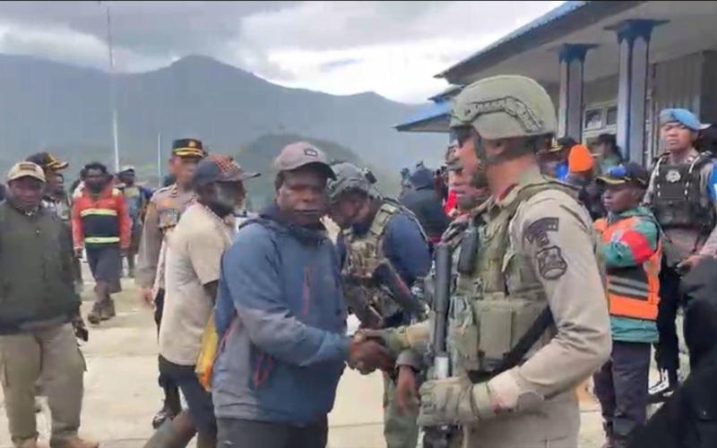 Aparat Gabungan Satgas Ops Damai Cartenz bersama Polres Puncak Amankan Aksi Masyarakat di Ilaga, Situasi Berlangsung Aman dan Kondusif
