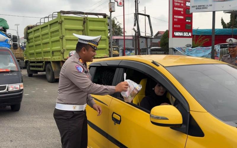 Polres Mukomuko Bagikan Takjil dan Nasi Kotak