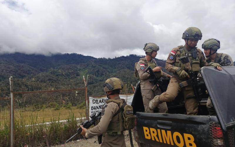 Patroli Humanis di Intan Jaya, Satgas Ops Damai Cartenz Duduk dan Berdialog dengan Warga